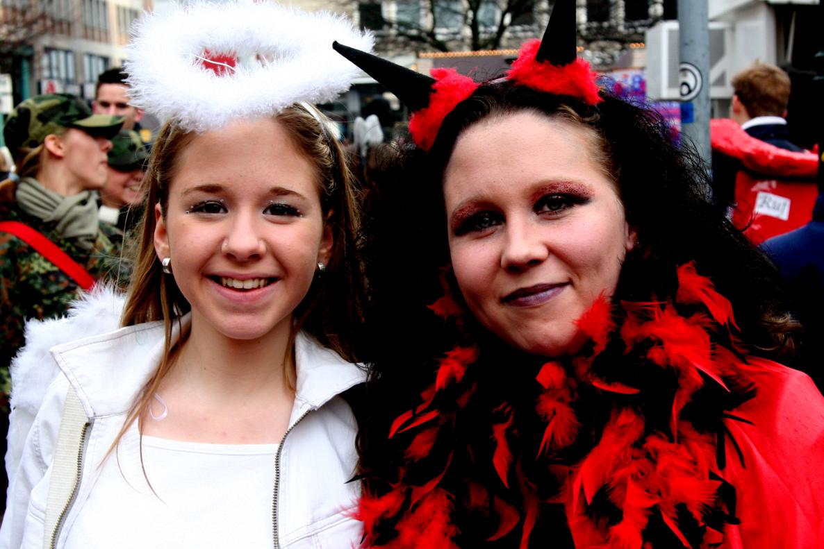 zwei junge Damen feiern verkleidet Karneval