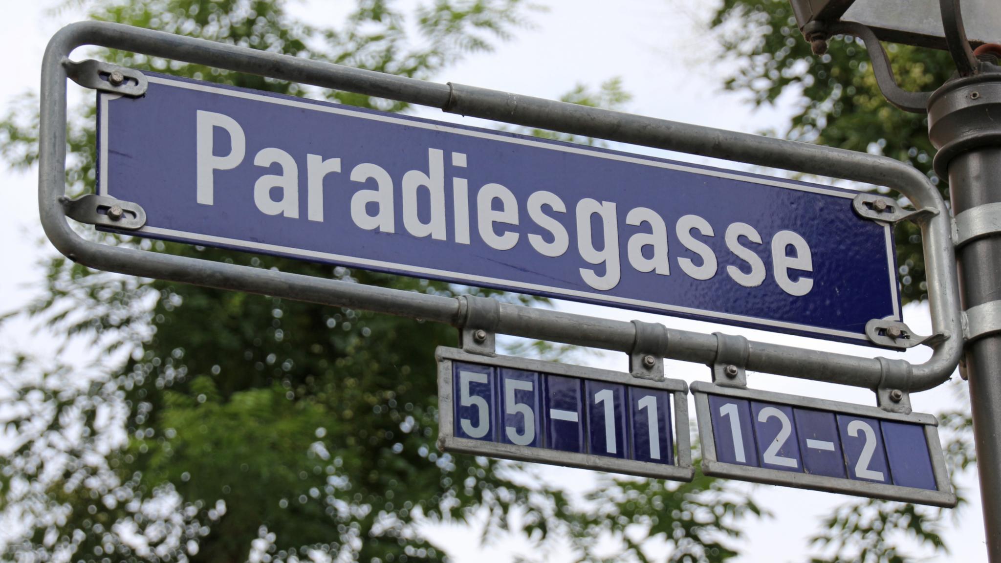 Schild mit der Aufschrift 'Paradiesgasse'