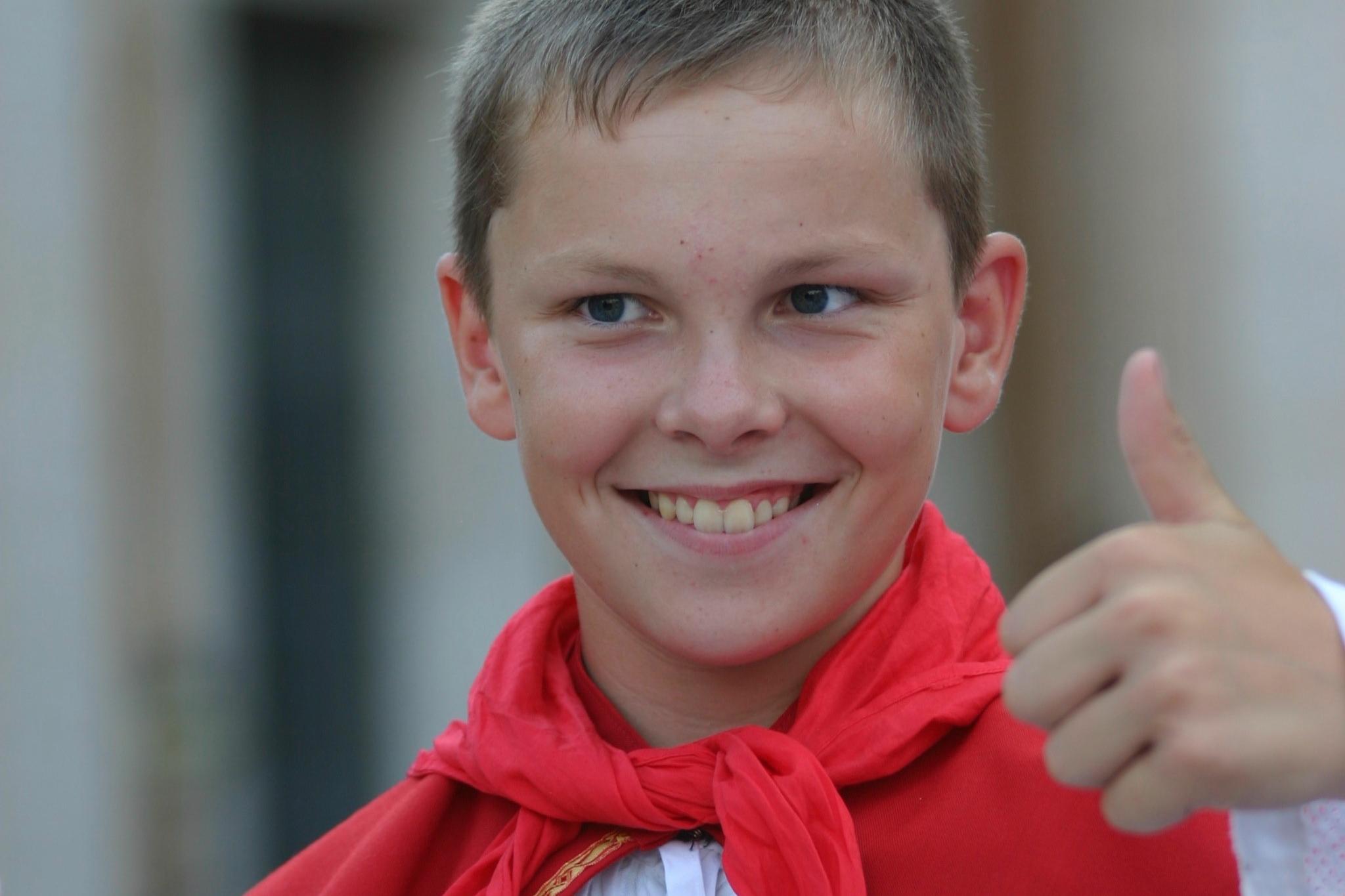 Ein Messdiener zeigt lachen einen Daumen nach oben