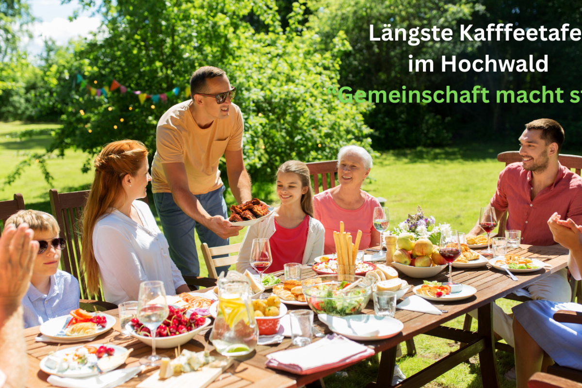 Familie am Kaffeetisch mit Aufschrift 'Längste Kaffeetafel im Hochwald Gemeinschaft macht stark'