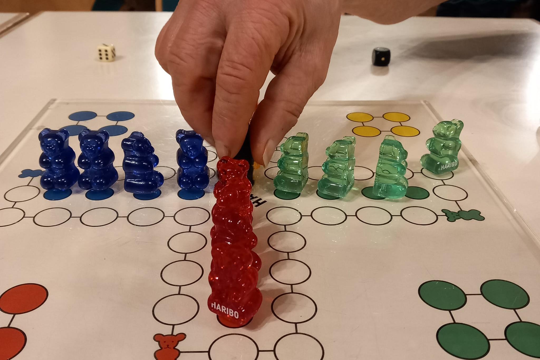 Beim Mensch-ärgere dich nicht spielen
