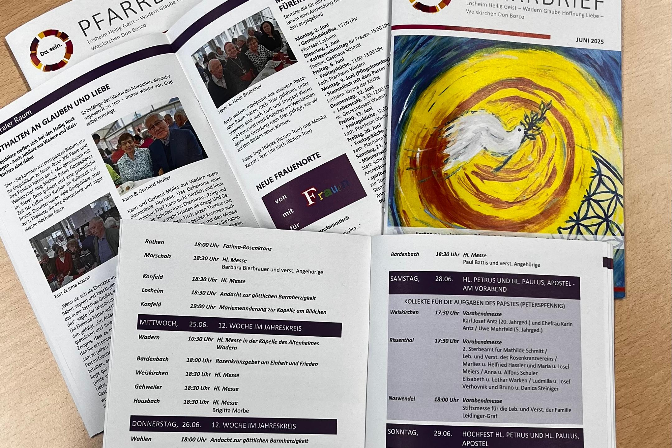Verschiedene Exemplare der Juni Ausgabe des gemeinsames Pfarrbriefes im Pastoralen Raum Wadern