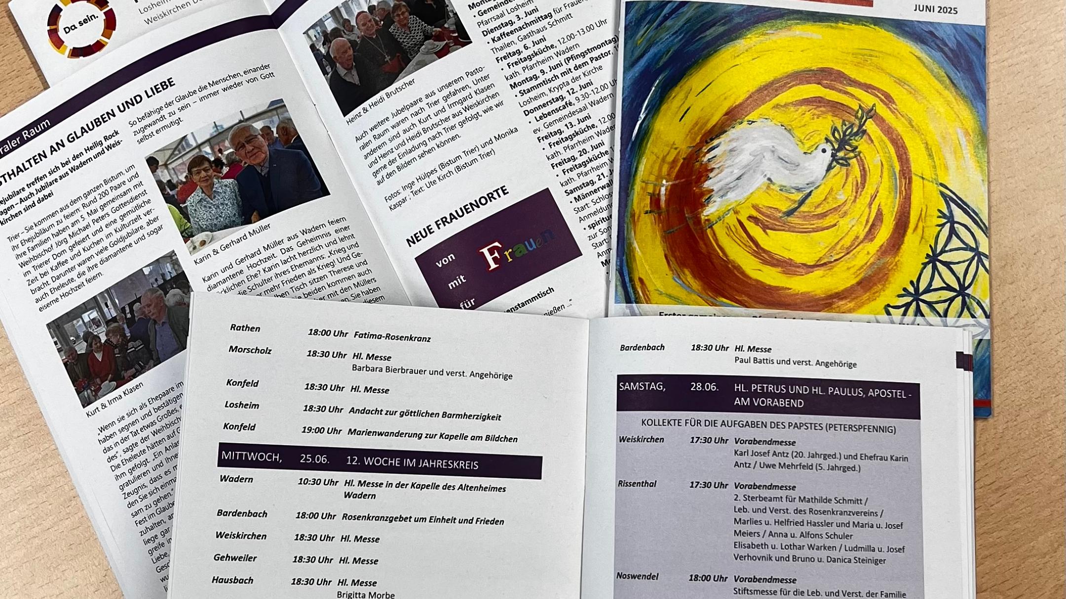 Verschiedene Exemplare der Juni Ausgabe des gemeinsames Pfarrbriefes im Pastoralen Raum Wadern