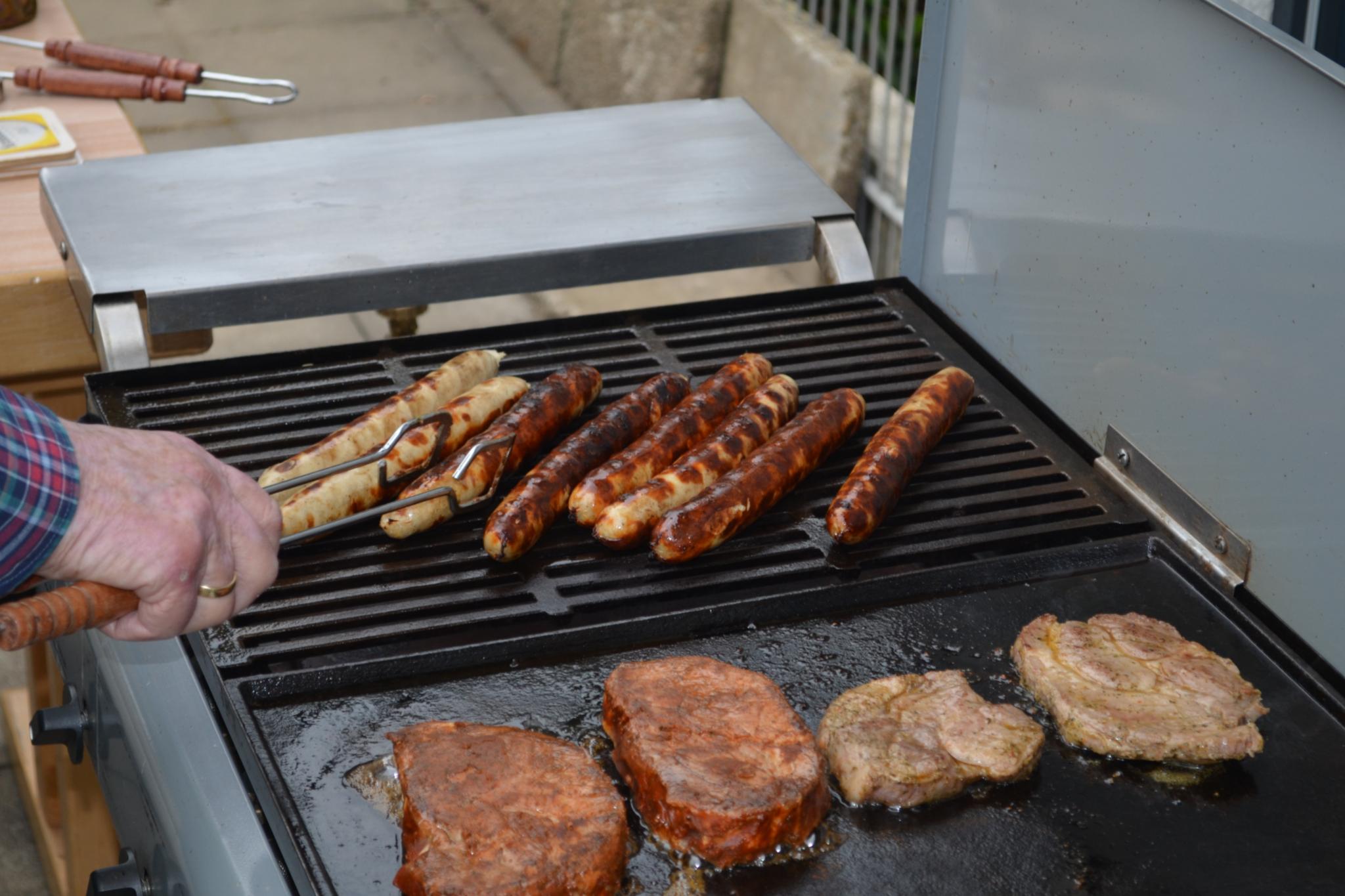 Auf dem Grill finden sich Würste und Schwenker