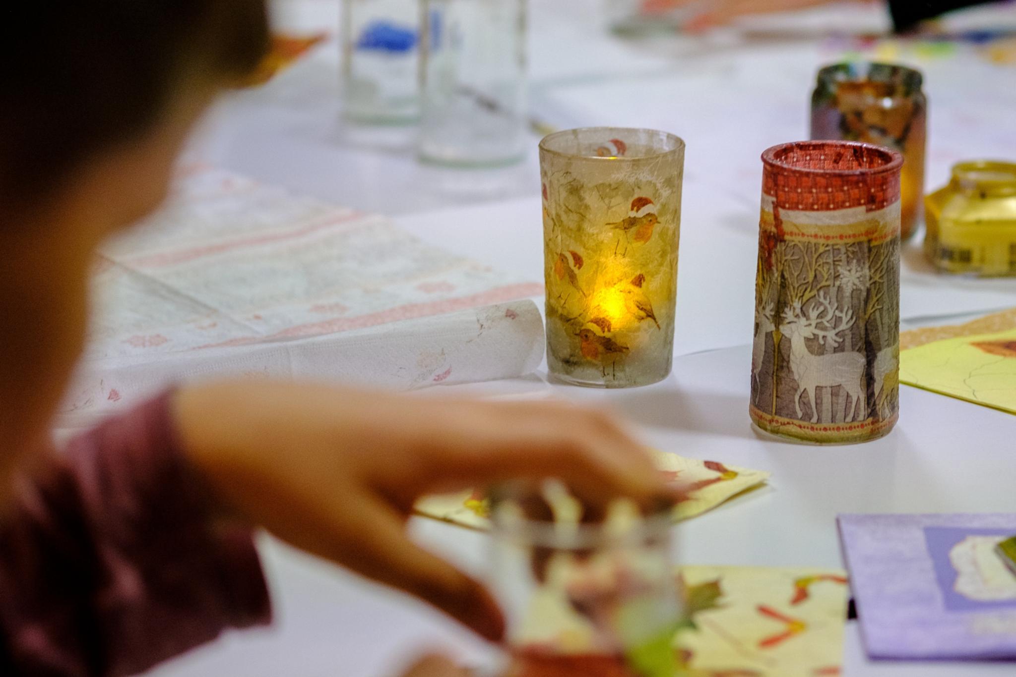 Ein Kind malt eine Tischleuchte an