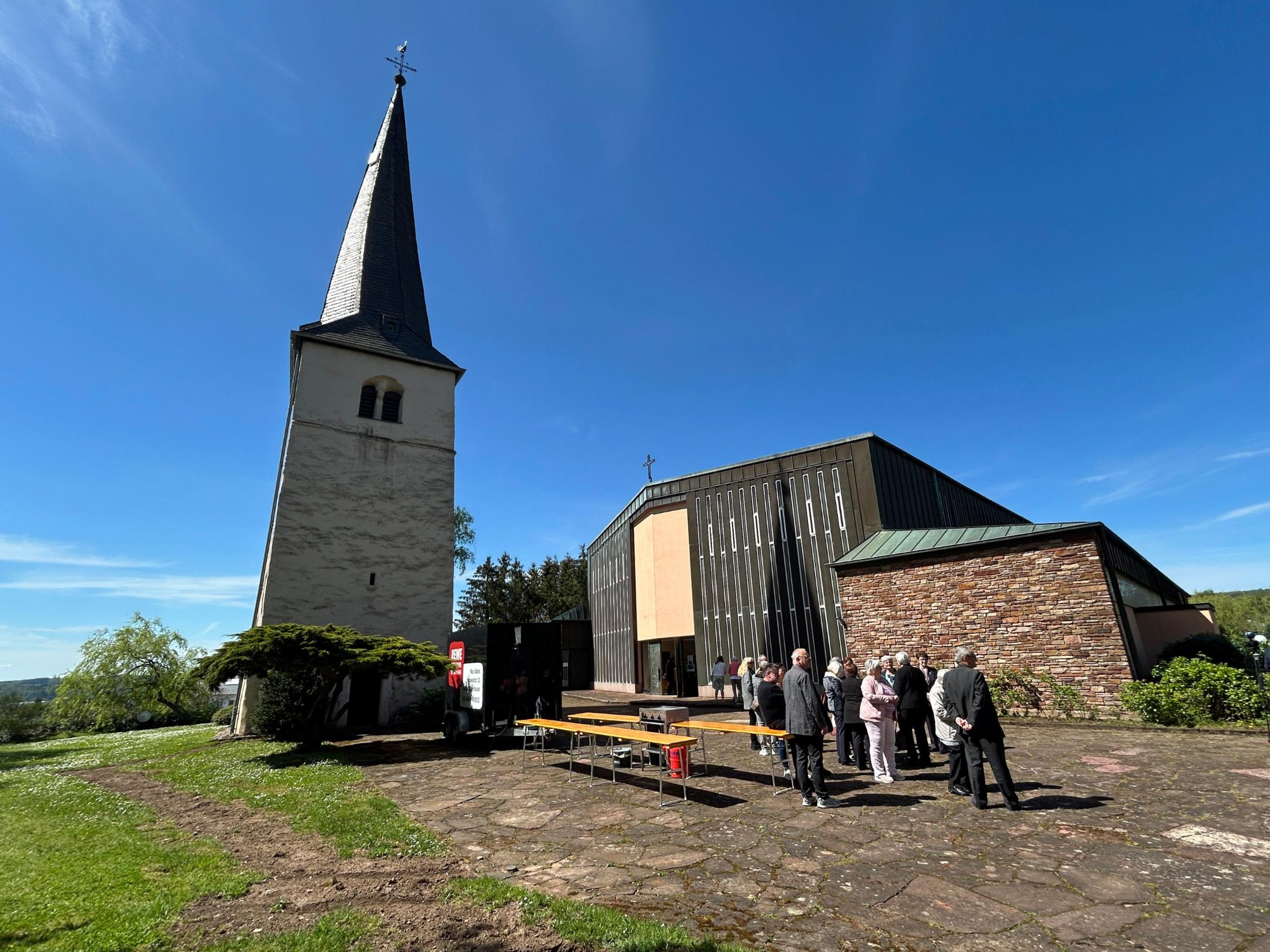 Aussenansicht profanierte Kirche Lockweiler