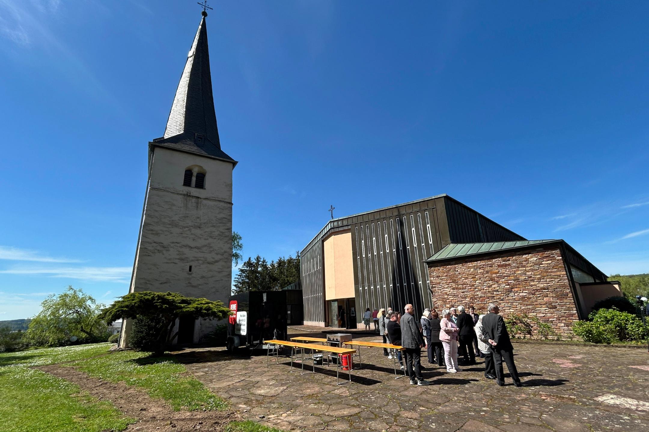Aussenansicht profanierte Kirche Lockweiler