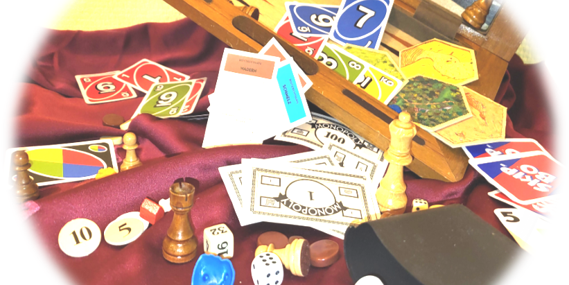 Würfel, Spielsteine, Spielkarten, Spielbretter
