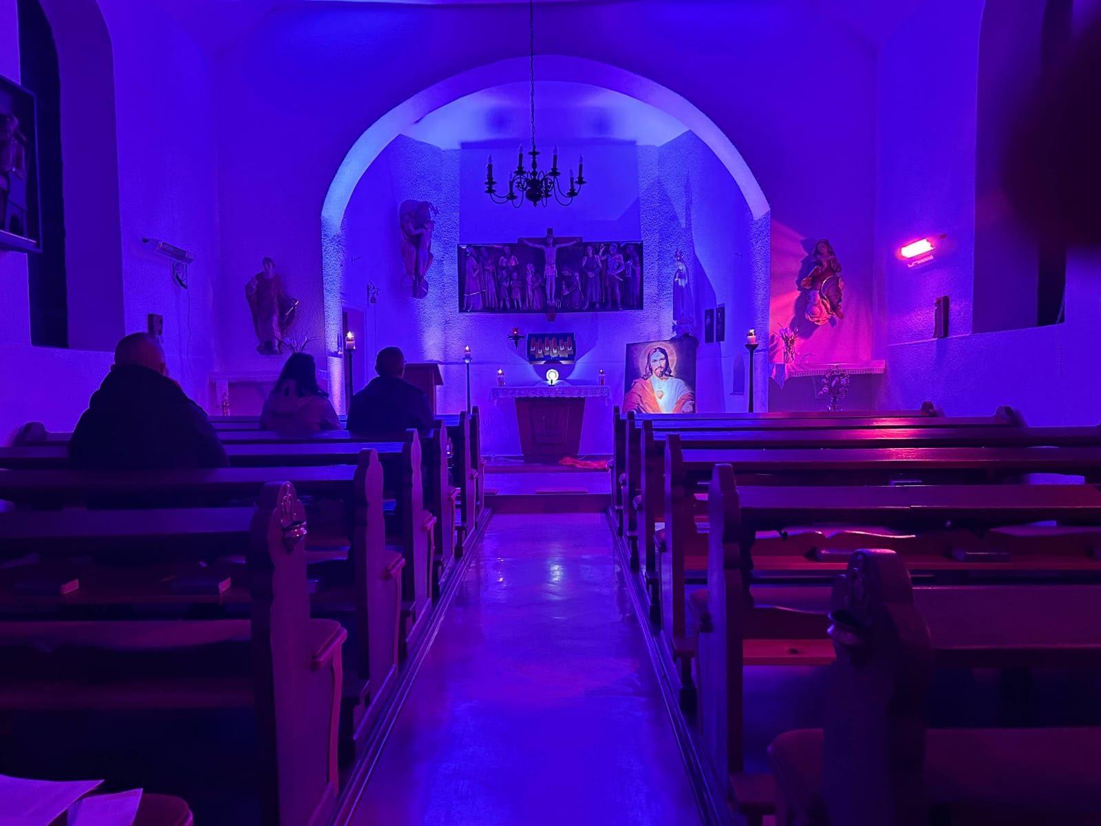 Eine Kirche im blauen Licht