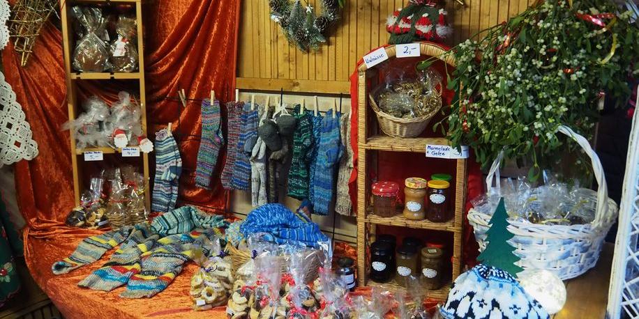 Angebot bei einem Weihnachtsmarkt stand (c) Ulrike Kaub Angebot bei einem Weihnachtsmarkt stand