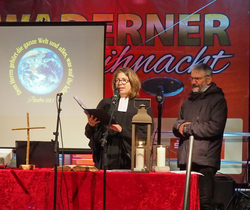 Eine evangelische Pfarrerin und ein Pastoralreferent beten gemeinsam (c) Ulrike Kaub Eine evangelische Pfarrerin und ein Pastoralreferent beten gemeinsam